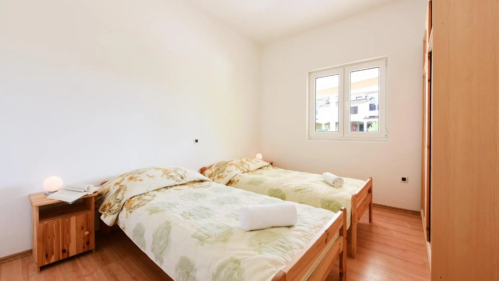 2 Bedroom Cozy Apartment In Ugljan